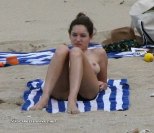 kelly brook showing boobs in beach