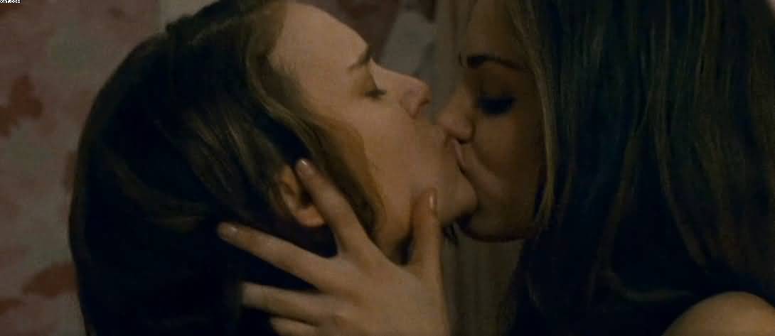 Natalie Awkward Lesbian Scene With Mila Kunis.