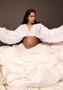 "Alana Monteiro Showcases Her Stunning Baby Bump in a Bold and Daring Photoshoot!" 5