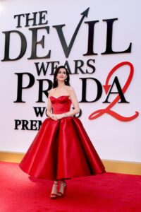 "Anne Hathaway Dazzles in Stunning Red Satin Gown, Showcasing Impressive Cleavage and Curves on the Red Carpet" 1