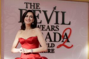 "Anne Hathaway Dazzles in Stunning Red Satin Gown, Showcasing Impressive Cleavage and Curves on the Red Carpet" 8