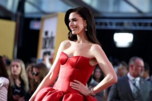 "Anne Hathaway Dazzles in Stunning Red Satin Gown, Showcasing Impressive Cleavage and Curves on the Red Carpet" 19