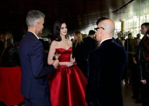 "Anne Hathaway Dazzles in Stunning Red Satin Gown, Showcasing Impressive Cleavage and Curves on the Red Carpet" 21