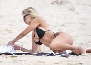 "Chelsea Becirevic Dazzles in a Tiny Black Bikini, Showcasing Her Curves on Gold Coast Beach" 25
