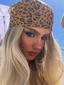 "Ella Cervetto Stuns in Revealing Bikini and Figure-Hugging Jeans at Coachella" 4