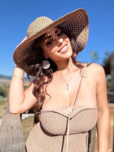 "Maddalena Cabizzosu Showcases Stunning Cleavage in Eye-Catching Summer Outfit Under the Sun" 7