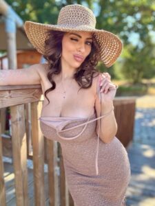 "Maddalena Cabizzosu Showcases Stunning Cleavage in Eye-Catching Summer Outfit Under the Sun" 8