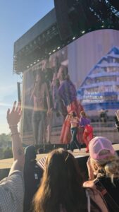 "Olivia Rodrigo Turns Heads at Coachella in Eye-Catching Gift-Wrapped Bra and Trendy Low-Rise Jeans" 1