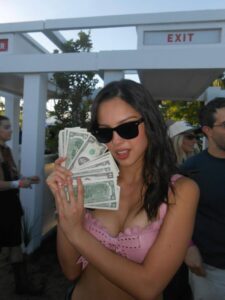 "Olivia Rodrigo Turns Heads at Coachella in Eye-Catching Gift-Wrapped Bra and Trendy Low-Rise Jeans" 2