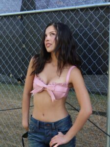 "Olivia Rodrigo Turns Heads at Coachella in Eye-Catching Gift-Wrapped Bra and Trendy Low-Rise Jeans" 6