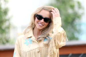 "Sydney Sweeney Dazzles in Provocative Lace Ensemble at Stagecoach Festival" 3