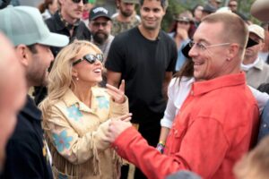 "Sydney Sweeney Dazzles in Provocative Lace Ensemble at Stagecoach Festival" 5