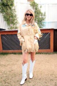 "Sydney Sweeney Dazzles in Provocative Lace Ensemble at Stagecoach Festival" 9