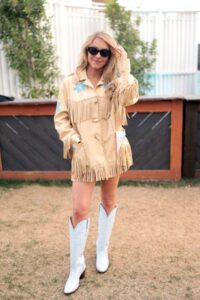"Sydney Sweeney Dazzles in Provocative Lace Ensemble at Stagecoach Festival" 10