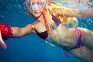 "Zara Larsson Dives Deep: Stunning Underwater Photoshoot Showcases Her Bold Beauty" 3