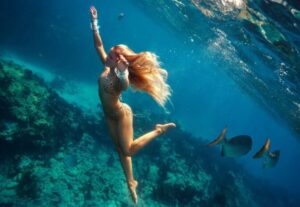 "Zara Larsson Dives Deep: Stunning Underwater Photoshoot Showcases Her Bold Beauty" 8