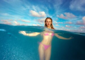 "Zara Larsson Dives Deep: Stunning Underwater Photoshoot Showcases Her Bold Beauty" 9