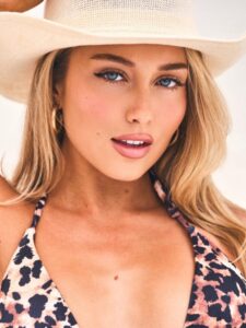 "Heloise Huthart Stuns in Sultry Leopard Bikini and Cowboy Boots Photoshoot" 2