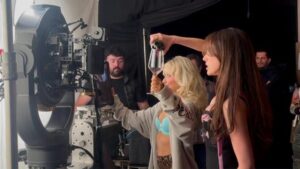 "Sabrina Carpenter Shines in Leopard Shorts During Exclusive House Tour Behind-the-Scenes" 11