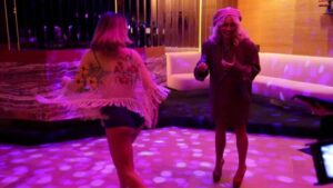 "Sabrina Carpenter Shines in Leopard Shorts During Exclusive House Tour Behind-the-Scenes" 15