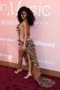 "Tyla Stuns in Daring Feather Ensemble, Showcasing Her Flawless Figure at Billboard Women in Music Event" 4