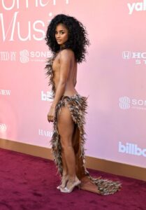 "Tyla Stuns in Daring Feather Ensemble, Showcasing Her Flawless Figure at Billboard Women in Music Event" 5