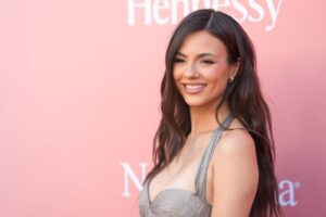 "Victoria Justice Stuns on the Red Carpet with Flawless Curves and Stunning Cleavage" 8