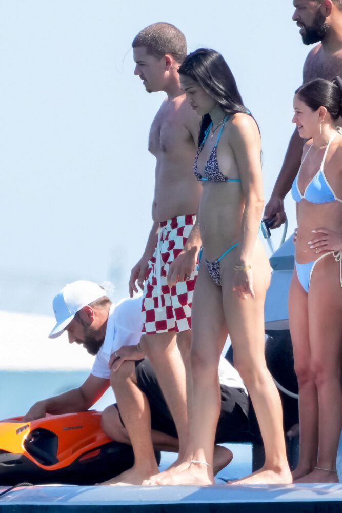 Amelia Gray Hamlin Bares Her Voluptuous Boobs and Plump Ass in a Sizzling Topless Saint-Tropez Superyacht Display
