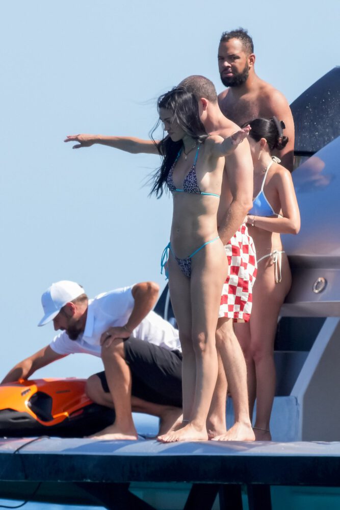 Amelia Gray Hamlin Bares Her Voluptuous Boobs and Plump Ass in a Sizzling Topless Saint-Tropez Superyacht Display