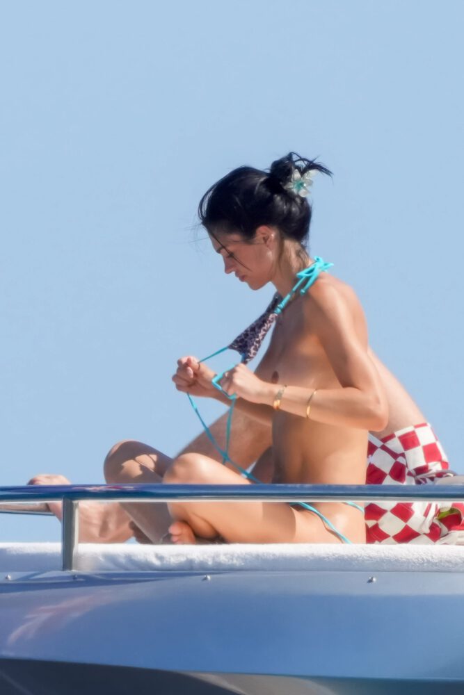 Amelia Gray Hamlin Bares Her Voluptuous Boobs and Plump Ass in a Sizzling Topless Saint-Tropez Superyacht Display