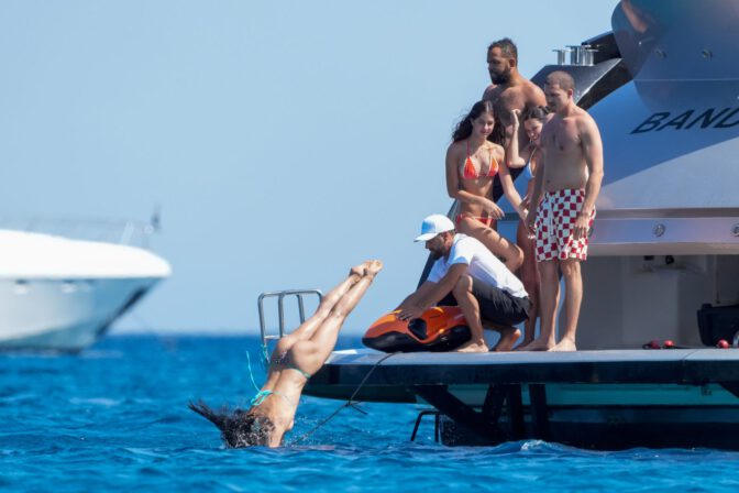 Amelia Gray Hamlin Bares Her Voluptuous Boobs and Plump Ass in a Sizzling Topless Saint-Tropez Superyacht Display