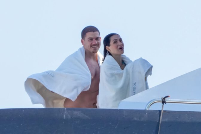 Amelia Gray Hamlin Bares Her Voluptuous Boobs and Plump Ass in a Sizzling Topless Saint-Tropez Superyacht Display
