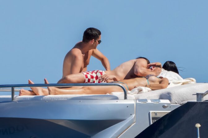 Amelia Gray Hamlin Bares Her Voluptuous Boobs and Plump Ass in a Sizzling Topless Saint-Tropez Superyacht Display