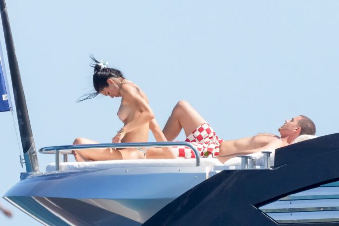 Amelia Gray Hamlin Bares Her Voluptuous Boobs and Plump Ass in a Sizzling Topless Saint-Tropez Superyacht Display