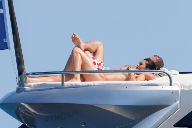 Amelia Gray Hamlin Bares Her Voluptuous Boobs and Plump Ass in a Sizzling Topless Saint-Tropez Superyacht Display