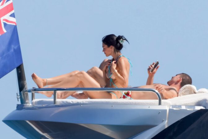 Amelia Gray Hamlin Bares Her Voluptuous Boobs and Plump Ass in a Sizzling Topless Saint-Tropez Superyacht Display