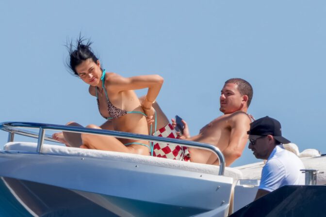 Amelia Gray Hamlin Bares Her Voluptuous Boobs and Plump Ass in a Sizzling Topless Saint-Tropez Superyacht Display
