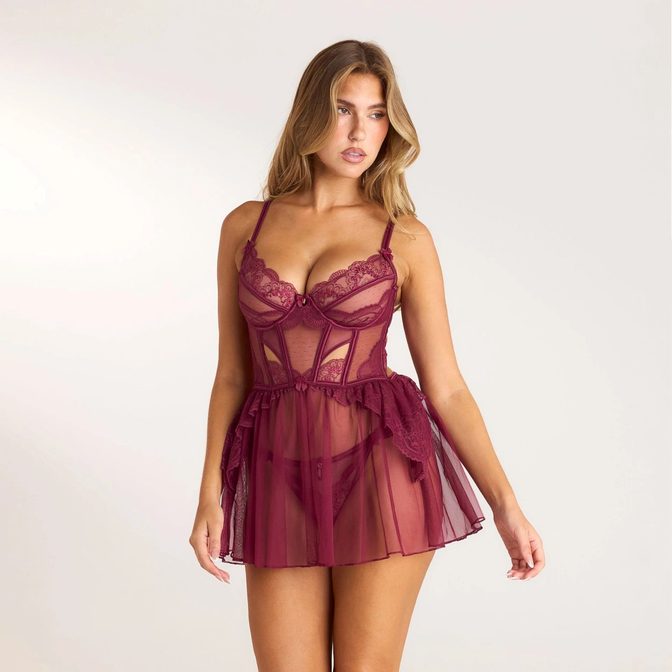 Kara Del Toro Teases in Lounge Lace, Showcasing Perfect Curves and Sultry Cleavage in Love Affair Set