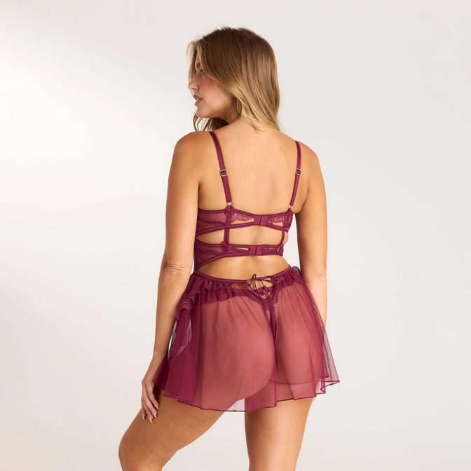 Kara Del Toro Teases in Lounge Lace, Showcasing Perfect Curves and Sultry Cleavage in Love Affair Set