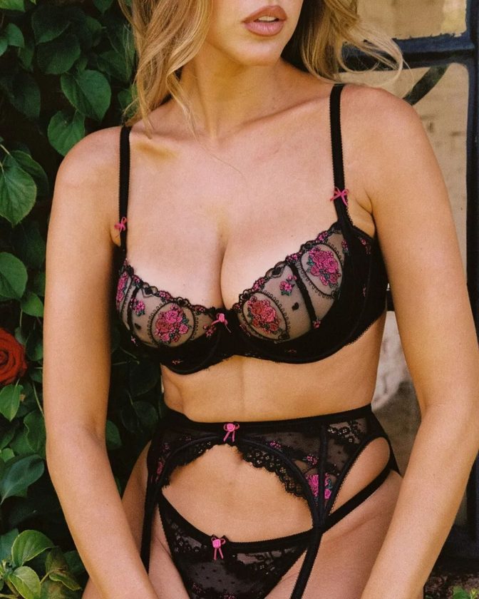 Kara Del Toro Teases in Lounge Lace, Showcasing Perfect Curves and Sultry Cleavage in Love Affair Set
